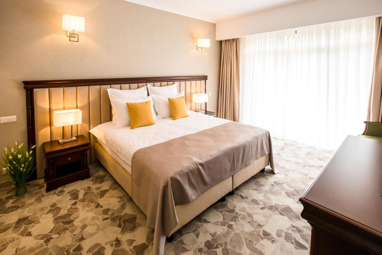 Hotel Carpat Inn Азуга Экстерьер фото
